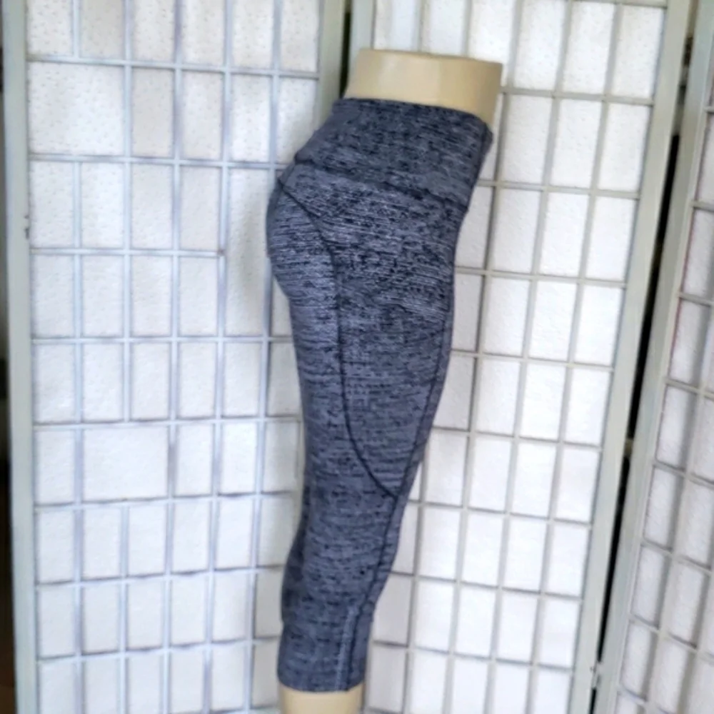 Lululemon black and white capri yoga sports women's leggings size 4